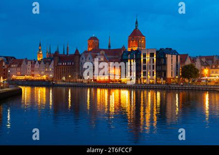 2022-06-07 facciate di vecchie case medievali sull'argine di Danzica sulle rive del fiume Motława. Danzica, Polonia Foto Stock