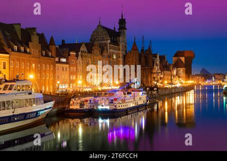 2022-06-07 città vecchia di Danzica e fiume Motlawa di notte, Polonia Foto Stock