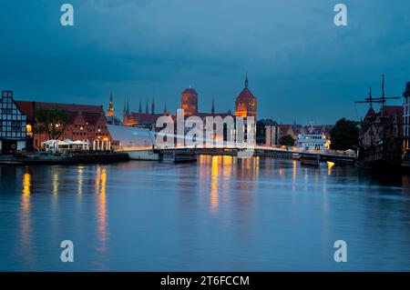 2022-06-07 facciate di vecchie case medievali sull'argine di Danzica sulle rive del fiume Motława. Danzica, Polonia Foto Stock