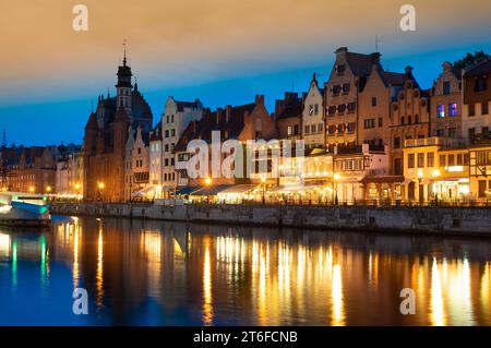 2022-06-07 città vecchia di Danzica e fiume Motlawa di notte, Polonia Foto Stock