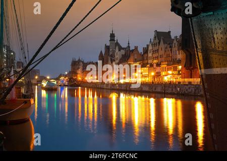 2022-06-07 città vecchia di Danzica e fiume Motlawa di notte, Polonia Foto Stock