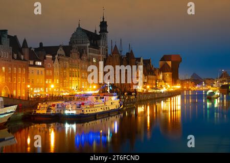 2022-06-07 città vecchia di Danzica e fiume Motlawa di notte, Polonia Foto Stock