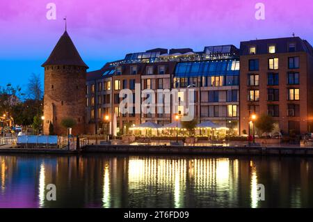 2022-06-07 città vecchia di Danzica e fiume Motlawa di notte, Polonia Foto Stock