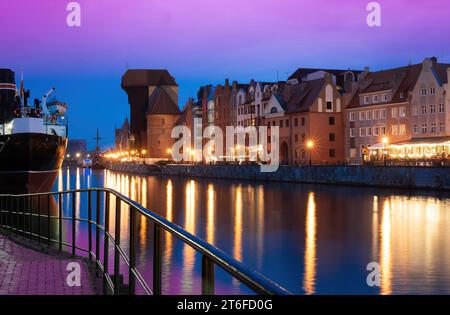 2022-06-07 città vecchia di Danzica e fiume Motlawa di notte, Polonia Foto Stock