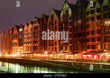 2022-06-07 città vecchia di Danzica e fiume Motlawa di notte, Polonia Foto Stock