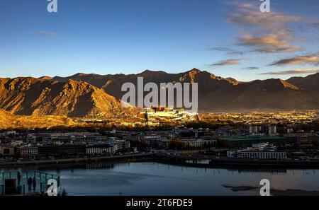 Lhasa, regione autonoma cinese di Xizang. 10 novembre 2023. I turisti godono della vista al Parco Nanshan a Lhasa, capitale della regione autonoma Xizang della Cina sud-occidentale, 10 novembre 2023. Crediti: Jiang fan/Xinhua/Alamy Live News Foto Stock