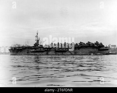 USS Salerno Bay (CVE-110) al largo di New York nel maggio 1946 Foto Stock