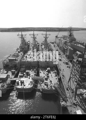 USS Samuel Eliot Morison (FFG-13), USS Gallery (FFG-26) e USS Stephen W. Groves (FFG-29) alla Bath Iron Works l'11 maggio 1981 Foto Stock