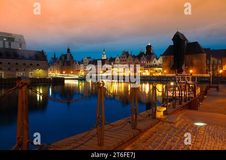 2022-06-07 città vecchia di Danzica e fiume Motlawa di notte, Polonia Foto Stock