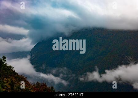 Vista aerea sul Lago di Lugano in Valle con paesaggio montano con nuvole di tempesta a Lugano, Ticino, Svizzera Foto Stock