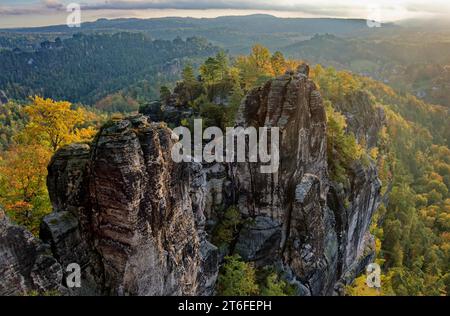 Atmosfera autunnale a Bastei, Lohmen, Svizzera sassone, Elba Sandstone Mountains, Sassonia, Germania Foto Stock