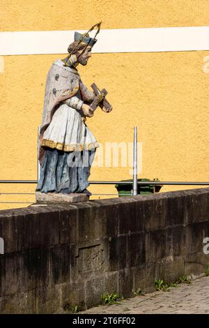 Statua del ponte San Nepomuco sul ponte Gaensbach, città vecchia, Hilpoltstein, Franconia media, Franconia, Baviera, Germania Foto Stock