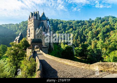 Castello Eltz nella regione vulcanica Eifel, Renania Palatinato, Germania Foto Stock