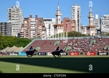 I giocatori delle squadre saudite la Hache Cria y Polo e la Dolfina competono nel torneo di polo Triple Corona (Triple Crown), il Campionato Argentino Foto Stock