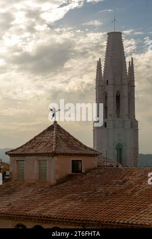 Vista sui vecchi tetti veneziani e sulle vecchie antenne analogiche d'epoca Foto Stock