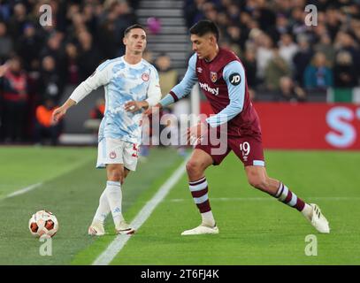 L-R Daniel Podence (in prestito dal Wolverhampton Wanderers) dell'Olympiacos F.C.e Edson Alvarez del West Ham United durante l'Europa League Group A Soccer ma Foto Stock