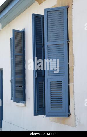 Tradizionali persiane in legno nell'edificio municipale di Larnaca, Cipro Foto Stock