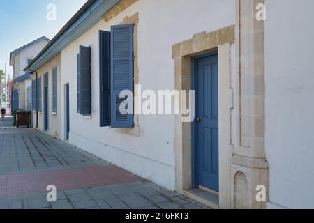 Tradizionali persiane in legno nell'edificio municipale di Larnaca, Cipro Foto Stock