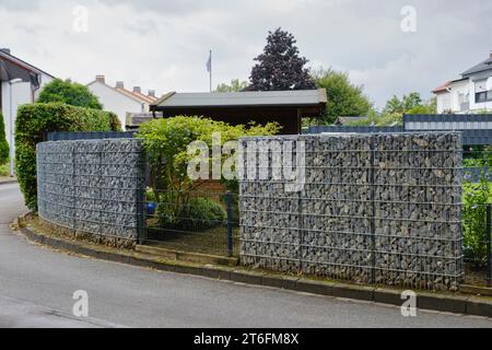 Muro di roccia rotto in una zona residenziale Foto Stock