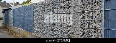 Muro di roccia rotto in una zona residenziale Foto Stock