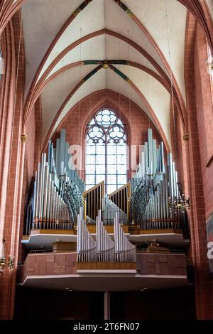 Vista frontale dell'organo principale della cattedrale di Francoforte, costruito nel 1957 da Klais come Opus 1109 in stile neo-barocco con una facciata a canne libere. Foto Stock