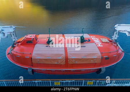 Esercitazione di zattera a bordo della Hurtigruten MS Richard con nave da crociera in Norvegia, Scandinavia, Europa in ottobre Foto Stock