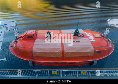 Esercitazione di zattera a bordo della Hurtigruten MS Richard con nave da crociera in Norvegia, Scandinavia, Europa in ottobre Foto Stock