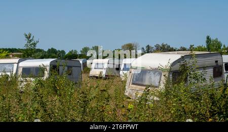 Panorama campeggio abbandonato con vecchie carovane Foto Stock