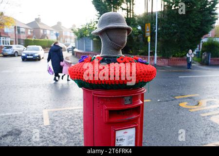Uno strato superiore in maglia per commemorare l'armistizio Dayis visto a Manchester, Regno Unito. Crediti: Jon Super/Alamy Live News. Foto Stock