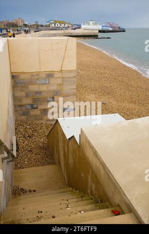 Dettaglio di nuovi gradini e ampie difese marine sul lungomare di Southsea a Portsmouth Foto Stock