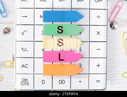 La parola SSL è composta da adesivi con frecce su sulla calcolatrice Foto Stock