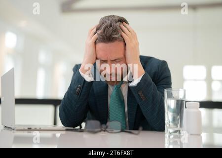 Concetto di dolore alla testa. Cefalalgia ed emicrania. Uomo con mal di testa sinusale, tensione o cefalea a grappolo. Dolore alla testa, sintomi di emicrania. Mal di testa cronico. Lui Foto Stock