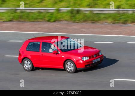 2002 Volkswagen Golf GT TDI PD 130 Red Car Hatchback Diesel 1896 cc 2 dr; viaggia a velocità sostenuta sull'autostrada M6 a Greater Manchester, Regno Unito Foto Stock