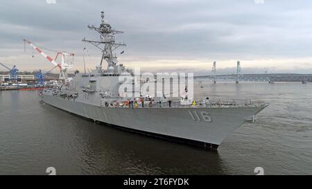 USS Thomas Hudner (DDG 116) ritorna dopo aver completato le prove di accettazione Foto Stock