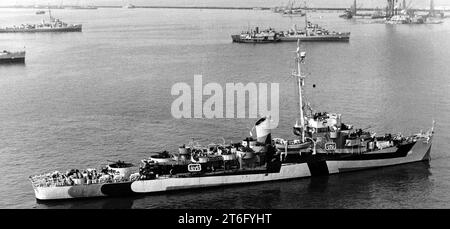 USS Thornhill (DE-195) all'ancora al largo di New York City (USA), 10 luglio 1944 Foto Stock