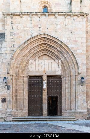 La Concattedrale di Santa Maria o la Concattedrale di Santa Maria de Caceres, il tempio cristiano più importante della città di Caceres Foto Stock