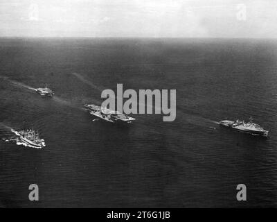 USS Valley Forge (LPH-8) anfibio gruppo pronto in corso nell'Oceano Pacifico nel 1968 Foto Stock