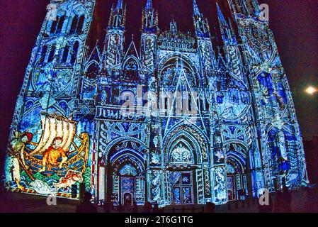 ROUEN, FRANCIA - GIUGNO CIRCA, 2019. Proiezione sulla parete della chiesa della cattedrale di Rouen durante la famosa mostra Armada. Molto colorato Foto Stock