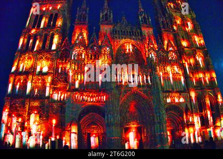 ROUEN, FRANCIA - GIUGNO CIRCA, 2019. Proiezione sulla parete della chiesa della cattedrale di Rouen durante la famosa mostra Armada. Molto colorato Foto Stock