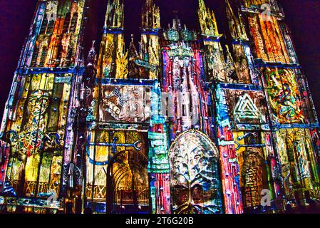 ROUEN, FRANCIA - GIUGNO CIRCA, 2019. Proiezione sulla parete della chiesa della cattedrale di Rouen durante la famosa mostra Armada. Molto colorato Foto Stock