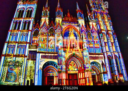 ROUEN, FRANCIA - GIUGNO CIRCA, 2019. Proiezione sulla parete della chiesa della cattedrale di Rouen durante la famosa mostra Armada. Molto colorato Foto Stock