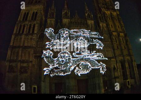 ROUEN, FRANCIA - GIUGNO CIRCA, 2019. Proiezione sulla parete della chiesa della cattedrale di Rouen durante la famosa mostra Armada. Molto colorato Foto Stock