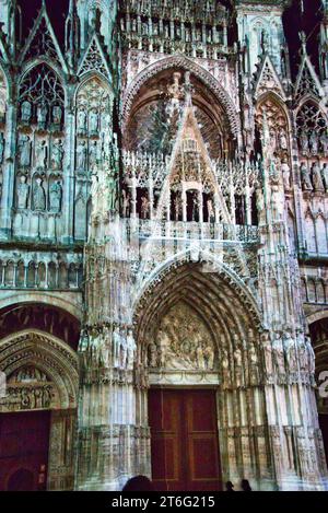 ROUEN, FRANCIA - GIUGNO CIRCA, 2019. Proiezione sulla parete della chiesa della cattedrale di Rouen durante la famosa mostra Armada. Molto colorato Foto Stock