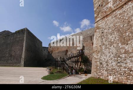 OTRANTO, ITALIA - 3 OTTOBRE 2023: Gente accanto alle antiche mura fortificate e alla porta del mare Foto Stock