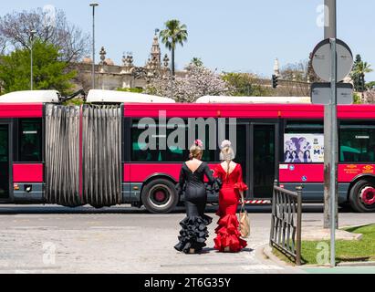 Due donne vestite con i tradizionali abiti in stile flamenco durante Feria de Abril, Siviglia, Andalusia, Spagna Foto Stock