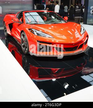 Shanghai. 10 novembre 2023. Un'auto sportiva hybird di Chevrolet è esposta al 6° China International Import Expo (CIIE) nella Shanghai orientale della Cina, 10 novembre 2023. Crediti: Jin Haoyuan/Xinhua/Alamy Live News Foto Stock