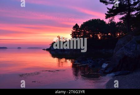 Alba panoramica mozzafiato lungo la costa di un'isola del Maine. Foto Stock