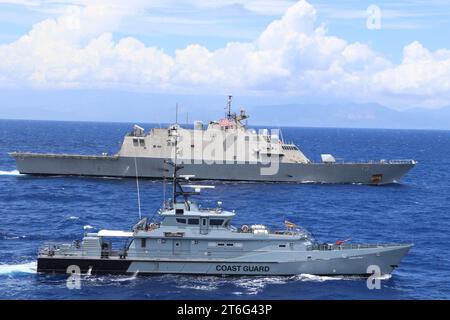 USS Wichita (LCS-13) e Jamaica Defence Force Coast Guard pattugliamento nave HMJS Cornwall conducono un'esercitazione di fuoco vivo nell'aprile 2021 - 7 Foto Stock