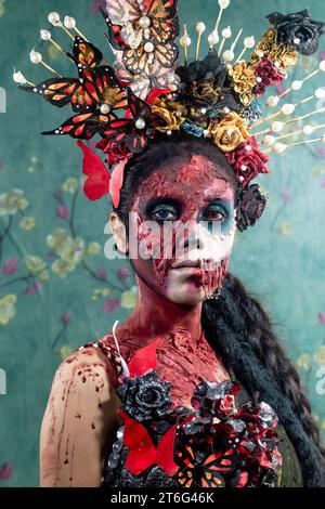Primo piano della donna vestita in costume per la notte di Halloween. Atmosfera coperta da fumo sottile. Creativo, artistico, concetto di Halloween. Foto Stock