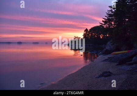Splendido paesaggio marino rosa e viola all'alba. Foto Stock